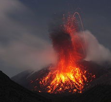 日本樱岛火山喷发 灰柱高达2000米